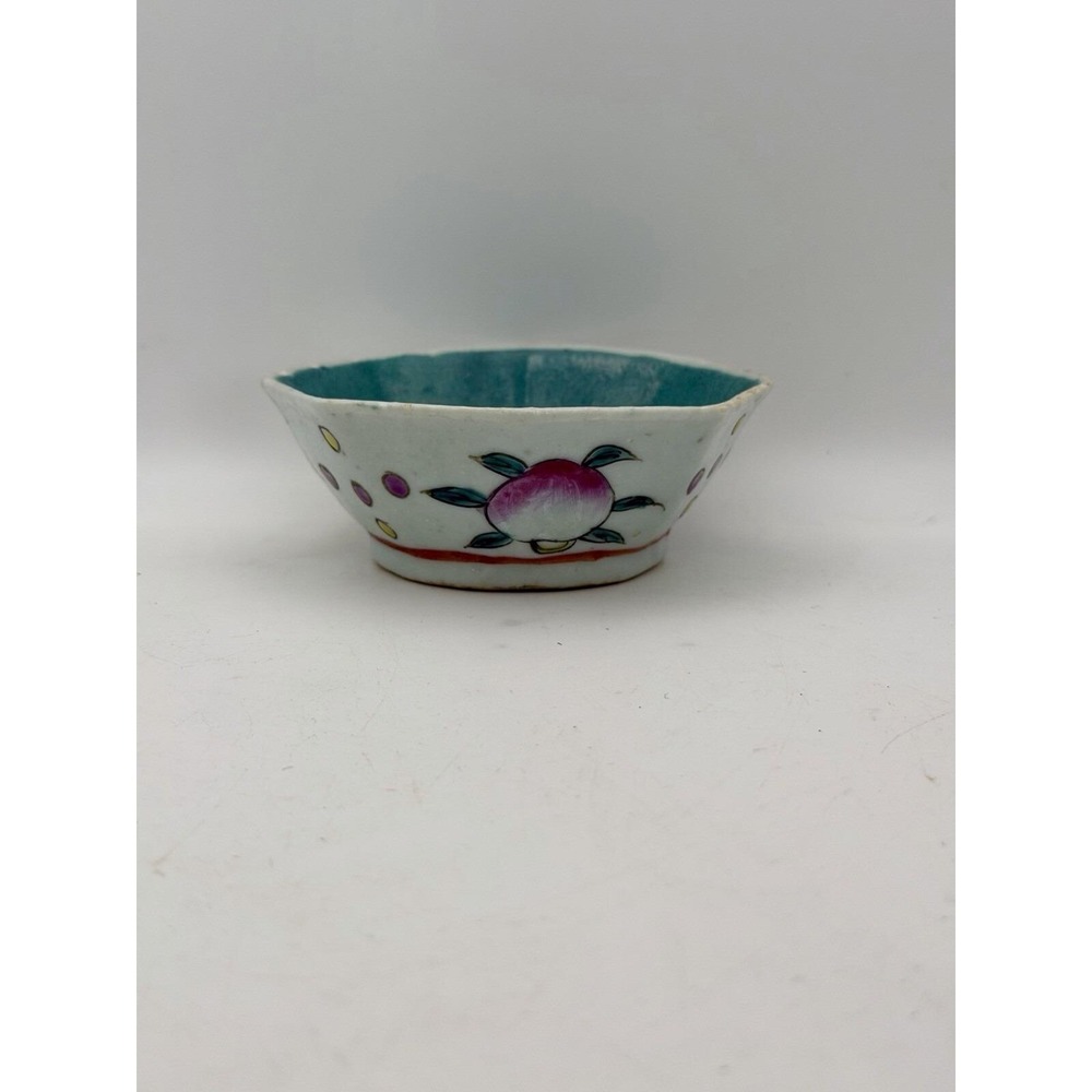 Early 20th Century Chinese Famille Peach Porcelain Scalloped Edge Bowl